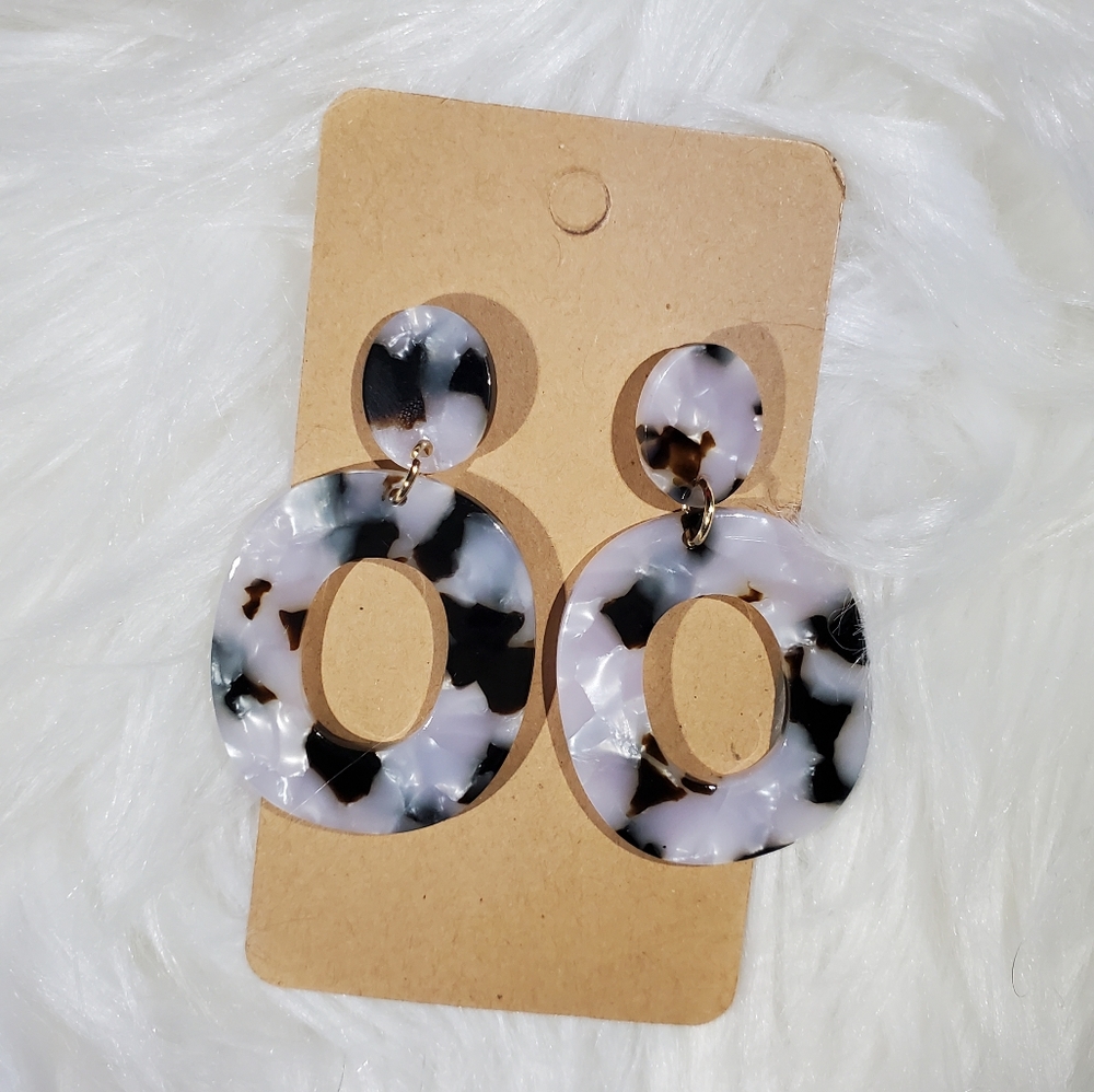 🖤🤍 Black & White Acrylic Circle Earrings